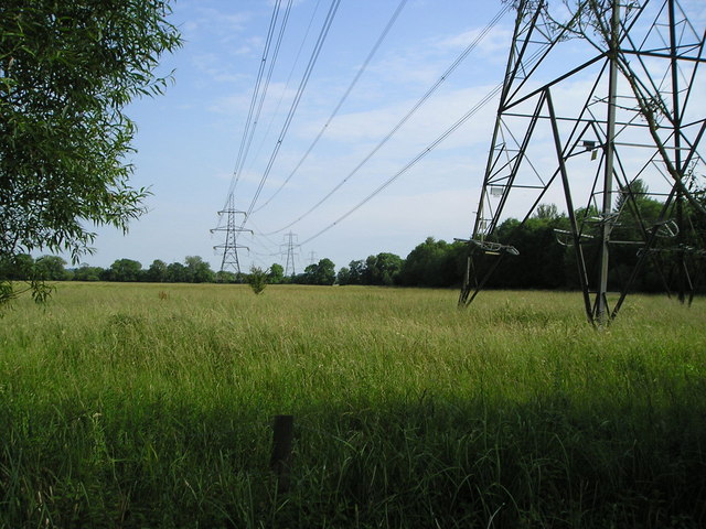 National Grid transmission lines in the over water meadows owned by the Oxford Preservation Trust. Source: Marion Phillips CC BY-SA 2.0, via Wikimedia Commons.